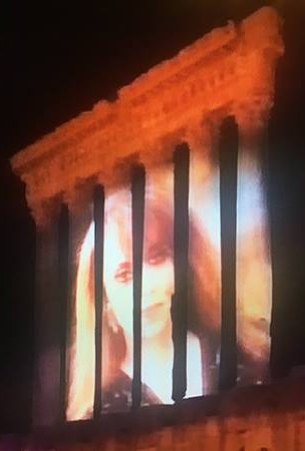 قلعة بعلبك تتزين بصور فيروز في عيد ميلادها الـ 81