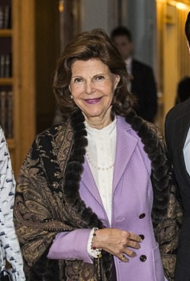 الملكة سيليفا أنيقة في الثالثة والسبعين