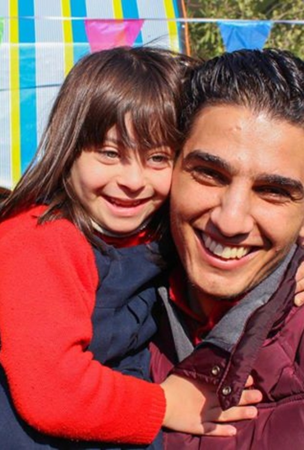 محمد عساف برفقة طفلة مصابة بمتلازمة داون