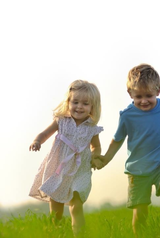 بالفيديو طفل يجعل من نفسه جسرا تعبر عليه أخته إلى الجانب الآخر