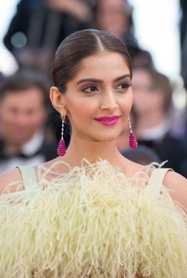 Sonam Kapoor - Chopard Earrings