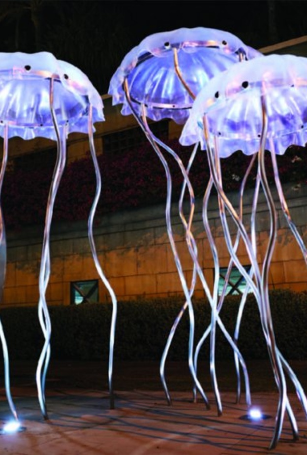 أعمال فنية مستوحاه من الذكريات بمحطات المواصلات العامة في شارع جميرا بدبي