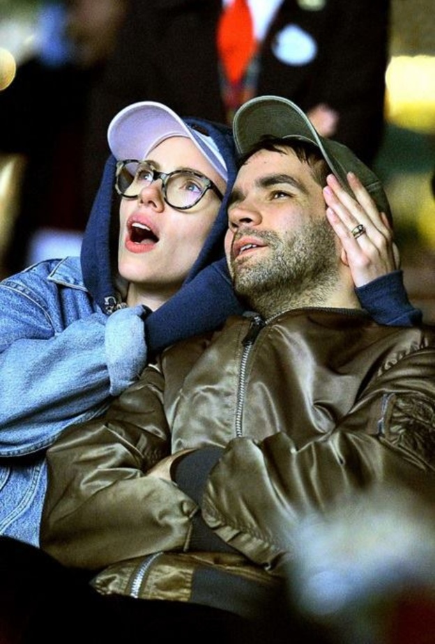 الزوجان سكارليت جوهانسون ورومان دورياك و اندهاش طفولي أثناء مشاهدة الألعاب النارية في مدينة ديزني