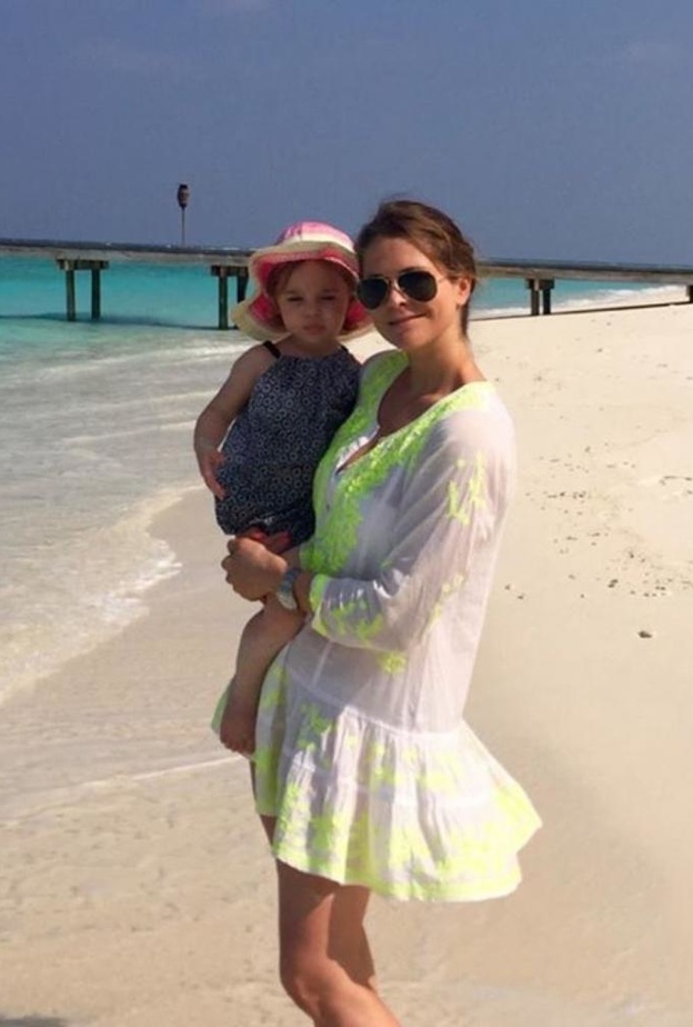 مادلين تحمل الأميرة ليونور