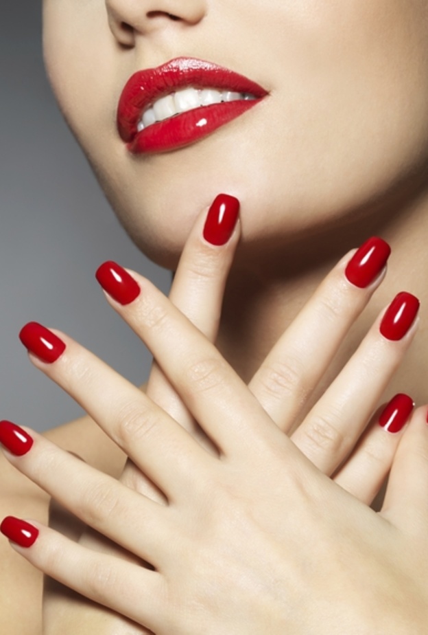 مناكير الاحمر تناسب المراة الرومانسية