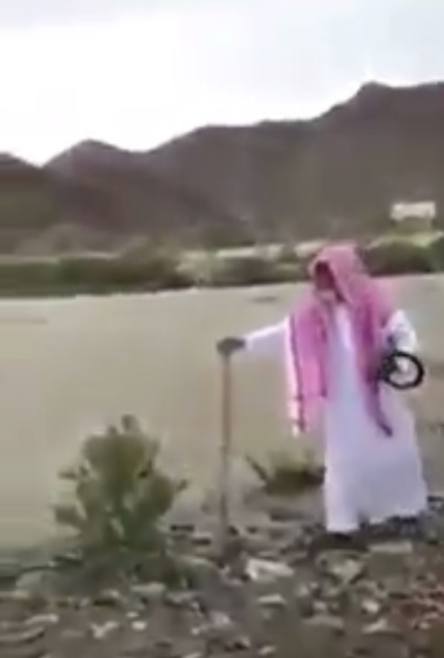 أب مسن يحاول عبور سيل جارف لإنقاذ أبنائه