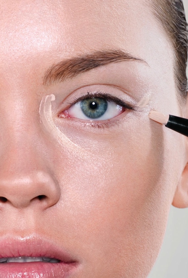 ضعي الكونسيلر على كامل حدود العين لاخفاء الهالات السوداء