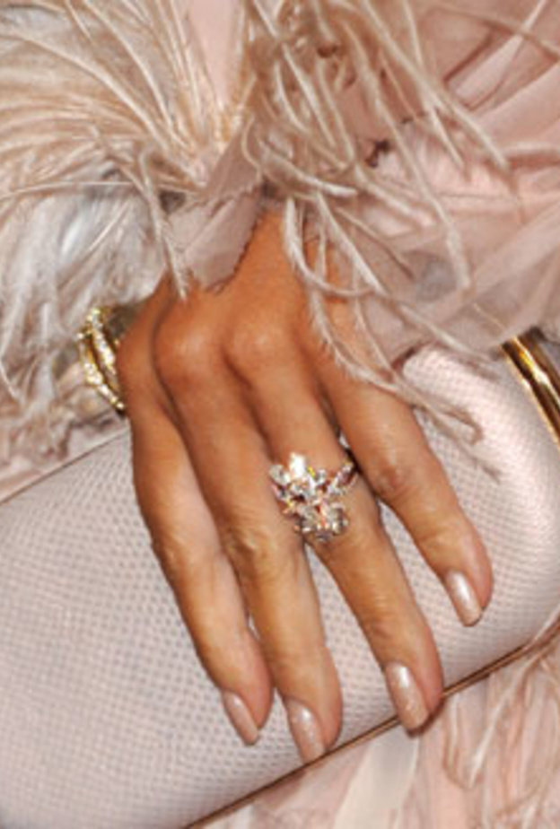 اظافر جنيفر لوبيز باللون اللحمي