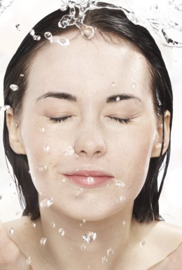 حافظي على بشرتك بغسلها بالماء النقي 