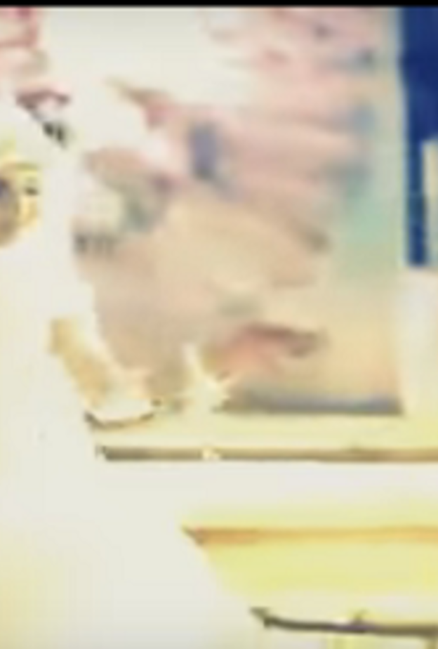 عريس يرقص في زفافه