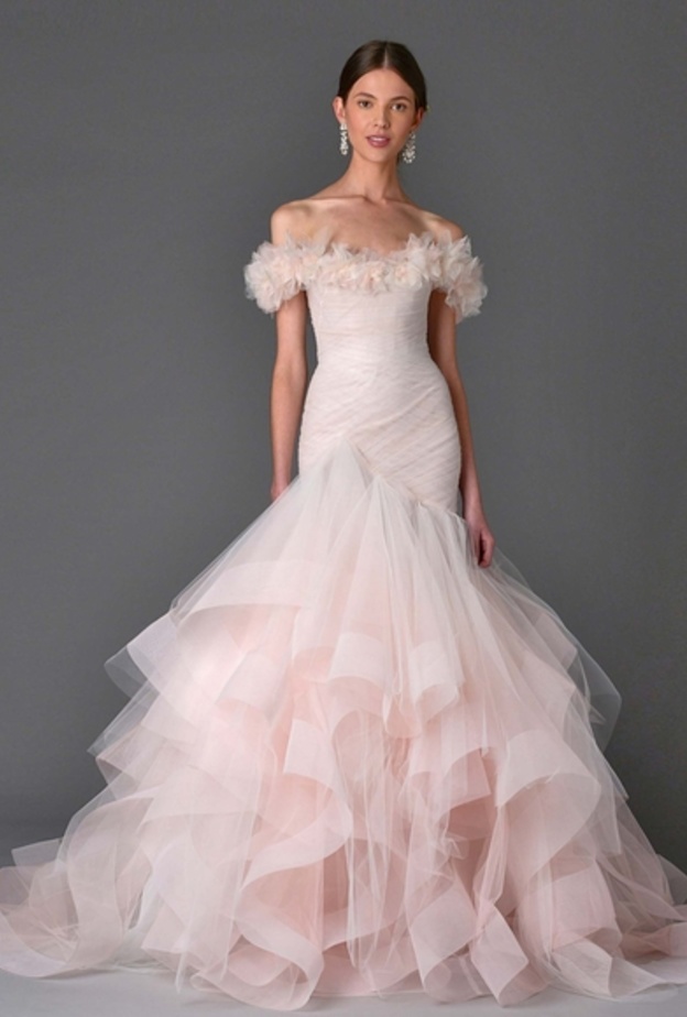 فستان زهري ذو تنورة بالكشاكش وباللون الزهري من ماركيزا Marchesa