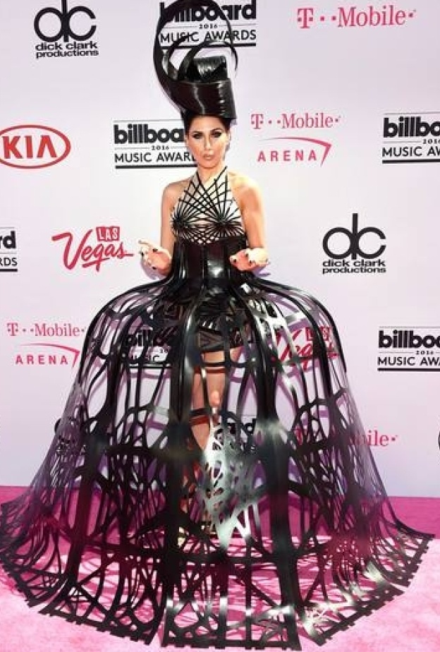 قد تكون هذه الاطلالة الأكثر غرابة في حفل البيلبورد للنجمة Z-lala