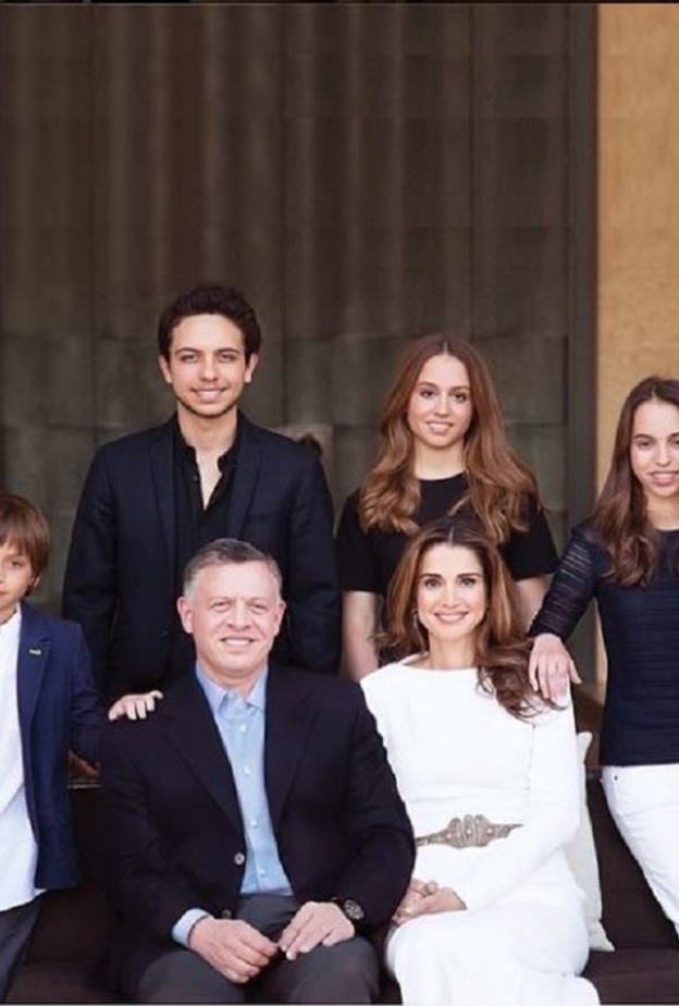 الملك عبدالله الثاني والملكه رانيا بجوار اولادهم