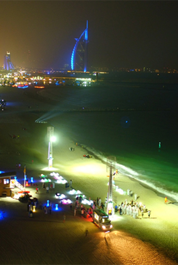 دبي تفتتح أول شاطئ عام مخصص للسباحة الليلية