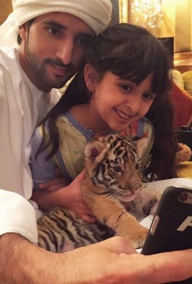 فزاع في سيلفي مع ابنة اخته الشيخة شيمة آل خليفة و نمره الصغير!