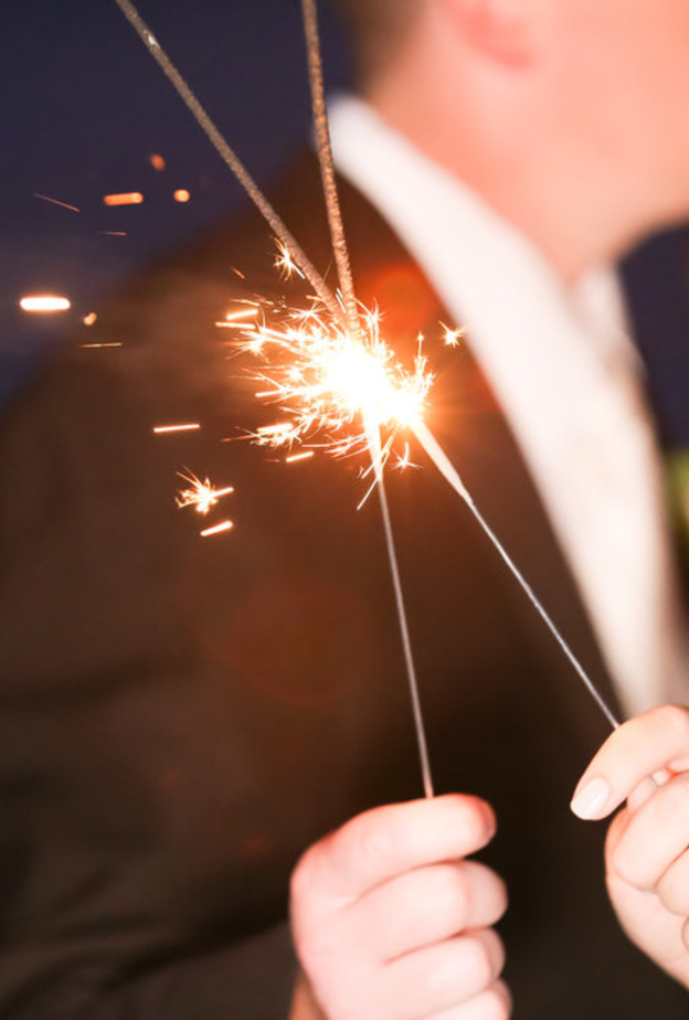 استخدام الألعاب النارية الصغيرة التي تعرف باسم المشررة Sparklers