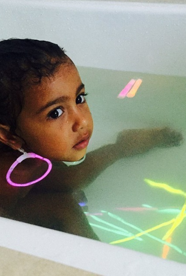 نورث ويست تستمتع بأخذ حمام دافئ مع العصا المضيئة بعد رحلة سفر مع والديها