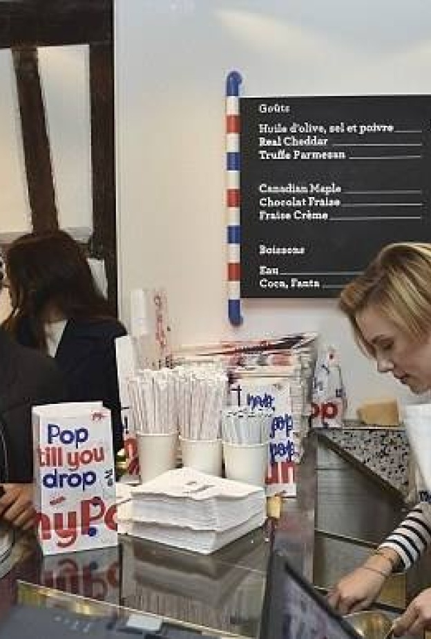 سكارليت جوهانسون توزع بنفسها الـ بوب كورن خلال افتتاح متجر خاص في باريس