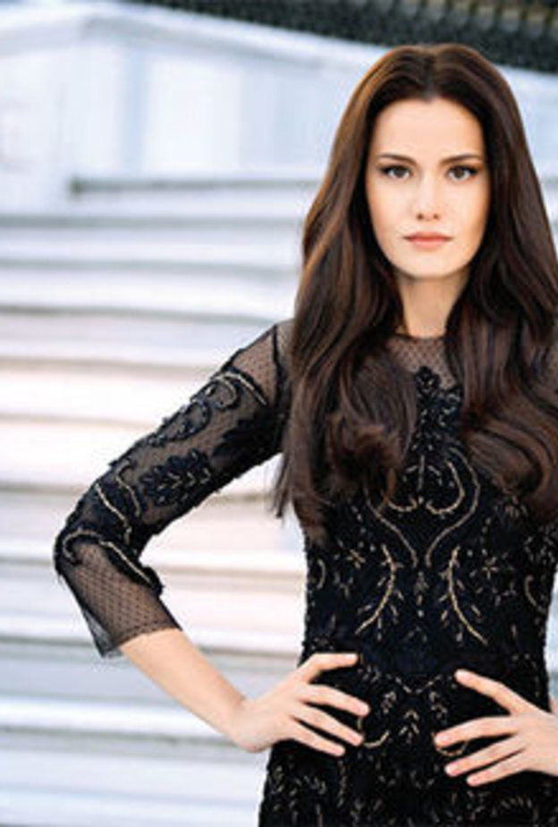 الممثلة التركية فهرية افجين بطلة مسلسل طائر النمنمه