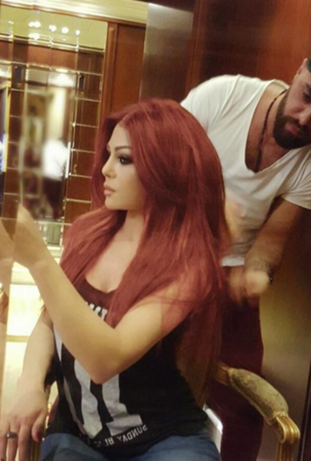 هيفاء تتأمل اطلالتها الجديدة بالشعر الاحمر