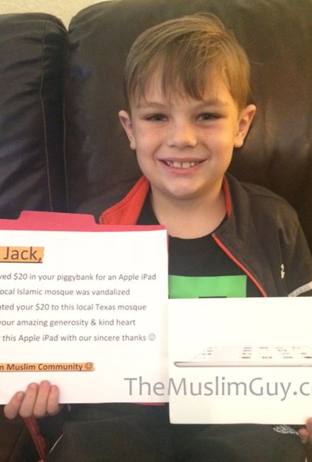 بالصور: طفل أمريكي يتبرع بمصروفه لترميم مسجد تعرض للتخريب