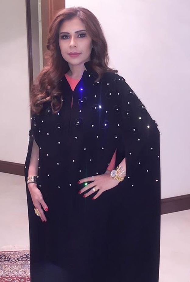 العباءة السوداء المزينة أكثر مايجذب سارة