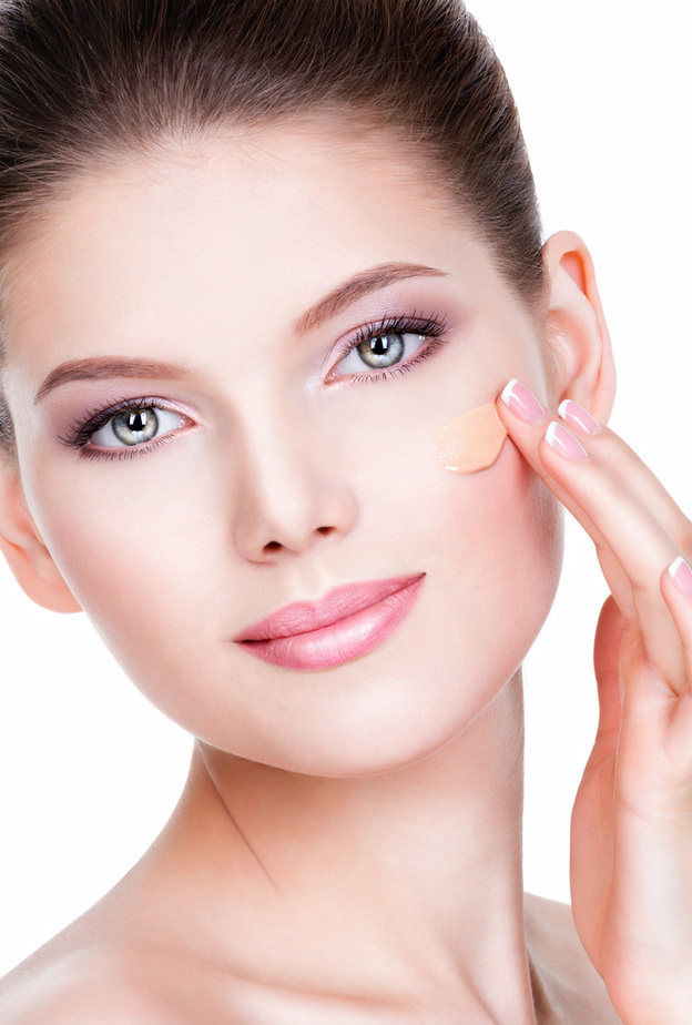  تطبيق كريم الأساس بواسطة الأصابع لتغطية خفيفة