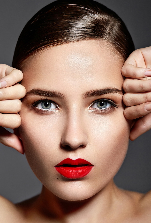  اطلالة جذابة بمكياج متقن