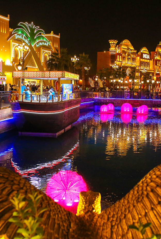 7 عروض للألعاب النارية في القرية العالمية في رأس السنة