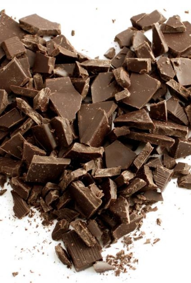 الشوكولاتة الخام وليس المعالجة كيمائياً تساعد بعلاج تسوس الأسنان