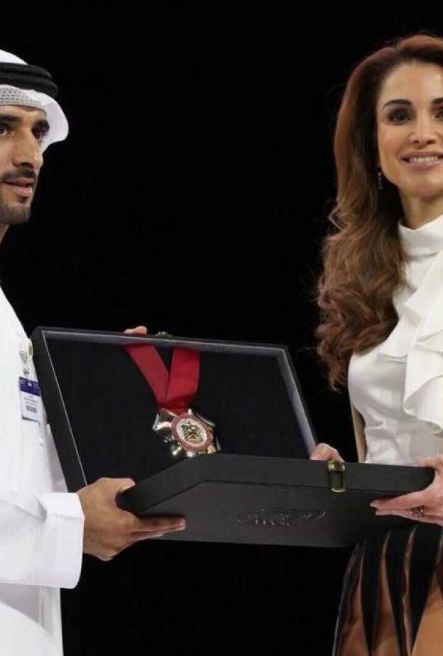 الملكة رانيا تتسلم الوسام