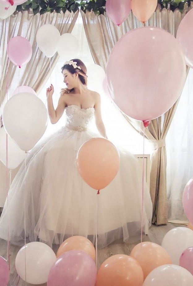 بالونات روز وعاجي وبيضاء