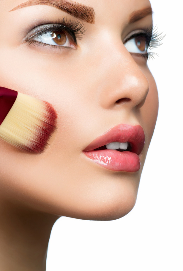 خطوات التخلّص من اللمعان في المكياج