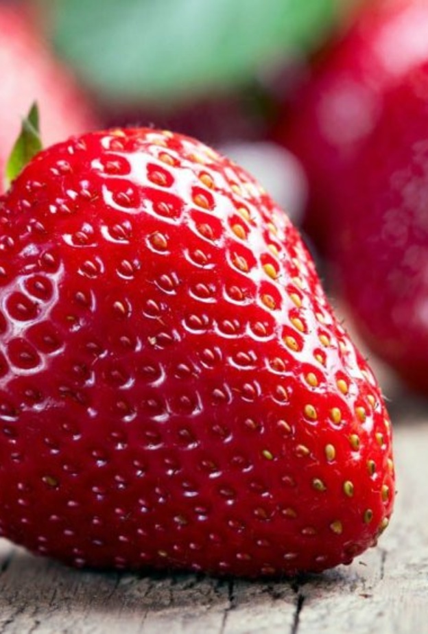  تكمن فوائد الفراولة في سعراتها الحرارية المنخفضة ومركباتها المفيدة لانقاص الوزن