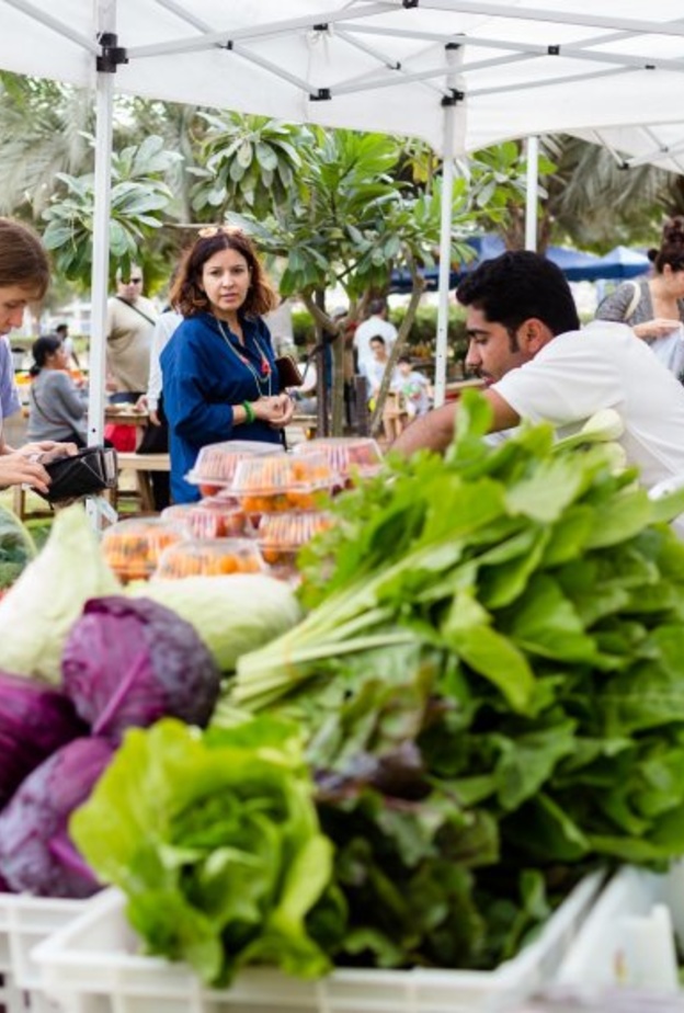 خيرات الطبيعة المحلية والعضوية في "فارمرز ماركت" في باي أفنيو بدبي