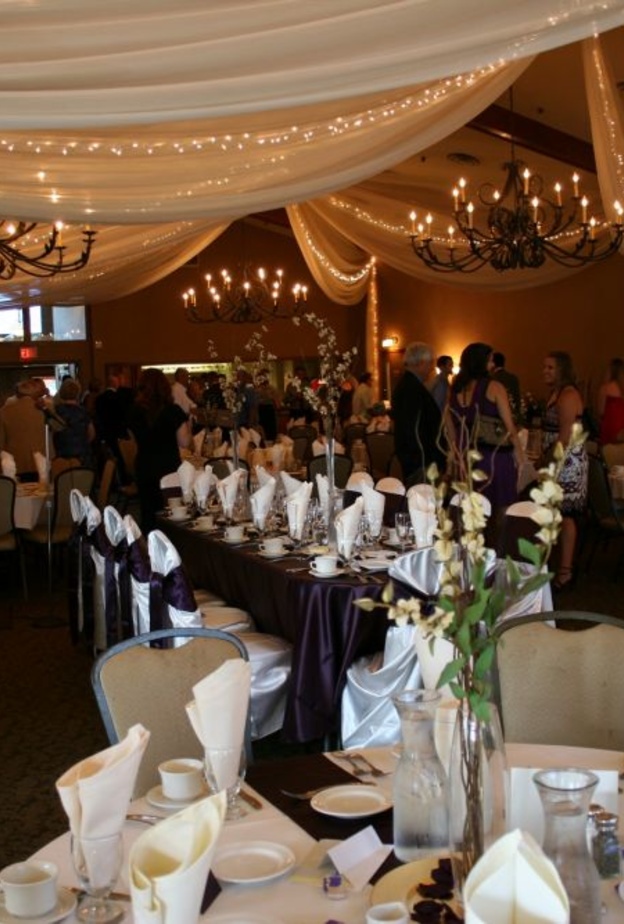 كبار السن يكتفون بمراقبة مجريات الحفل