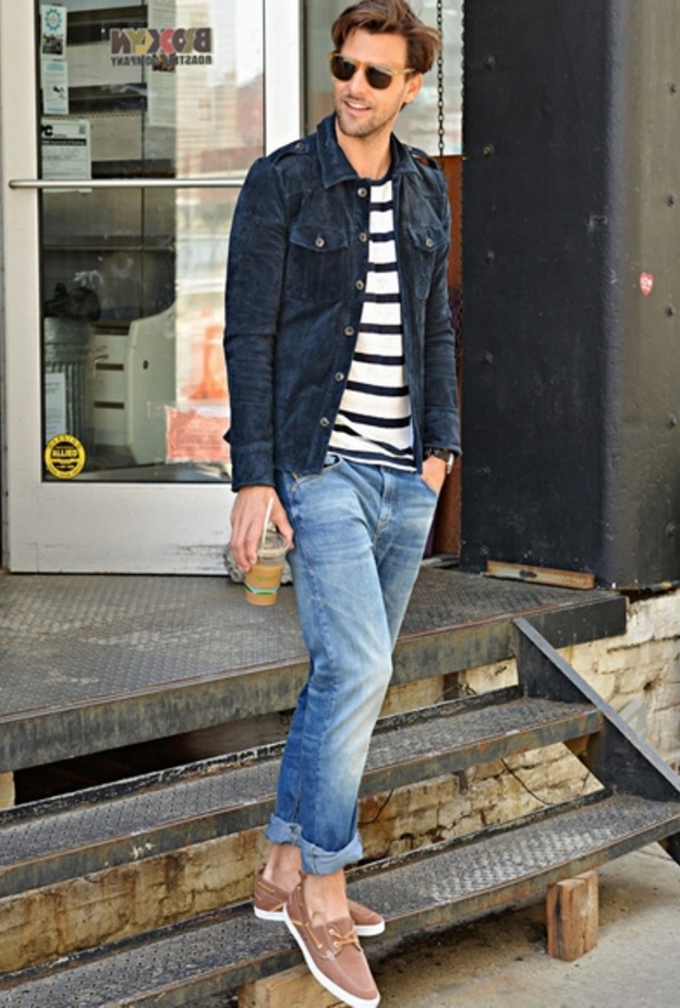 جوناسون في لوك شبابي عصري بالجينز والتوي المخططة