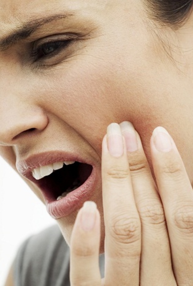 معاناة مريضة مع الم الاسنان