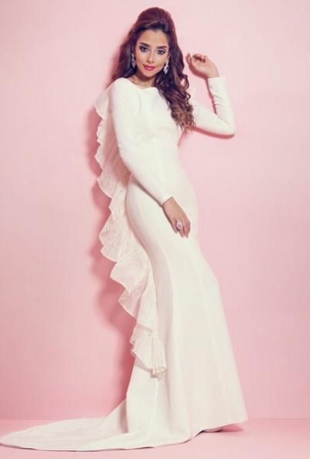 فستان أبيض مزين بالكشاكش اختارته بلقيس فتحي لاحدى المناسبات