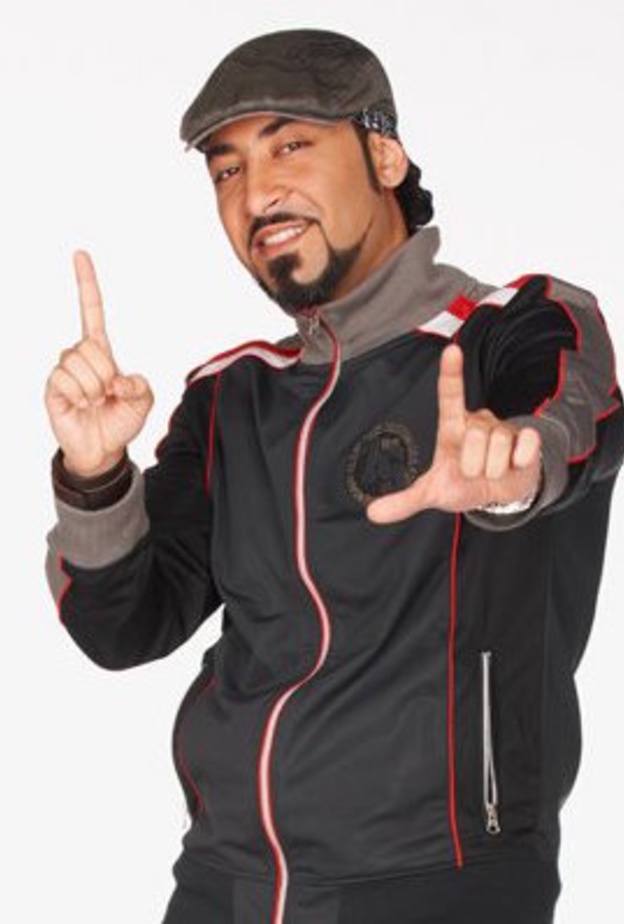 قصي خضر في اسلوب كاجوال مع اكسسوار الرأس