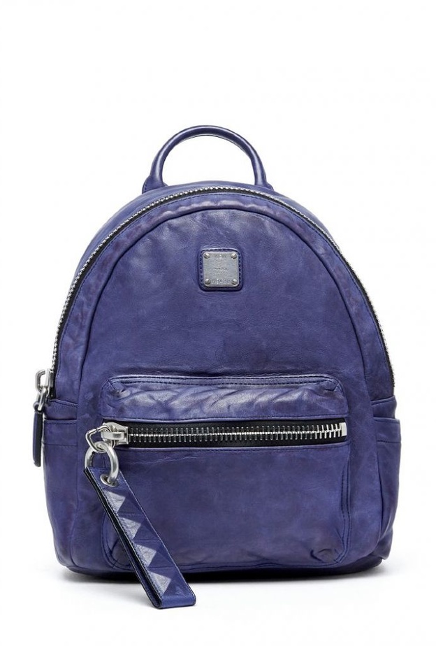 حقيبة ظهر باللون البنفسجي