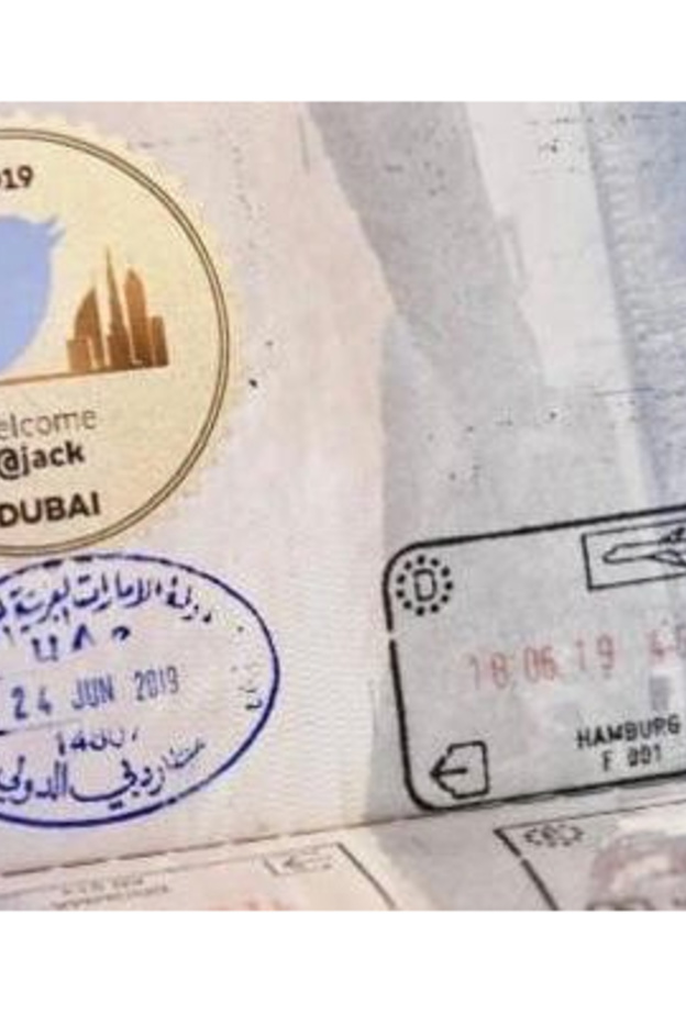 ختم ترحيبي خاص بالرئيس التنفيذي لتويتر عند وصوله مطار دبي