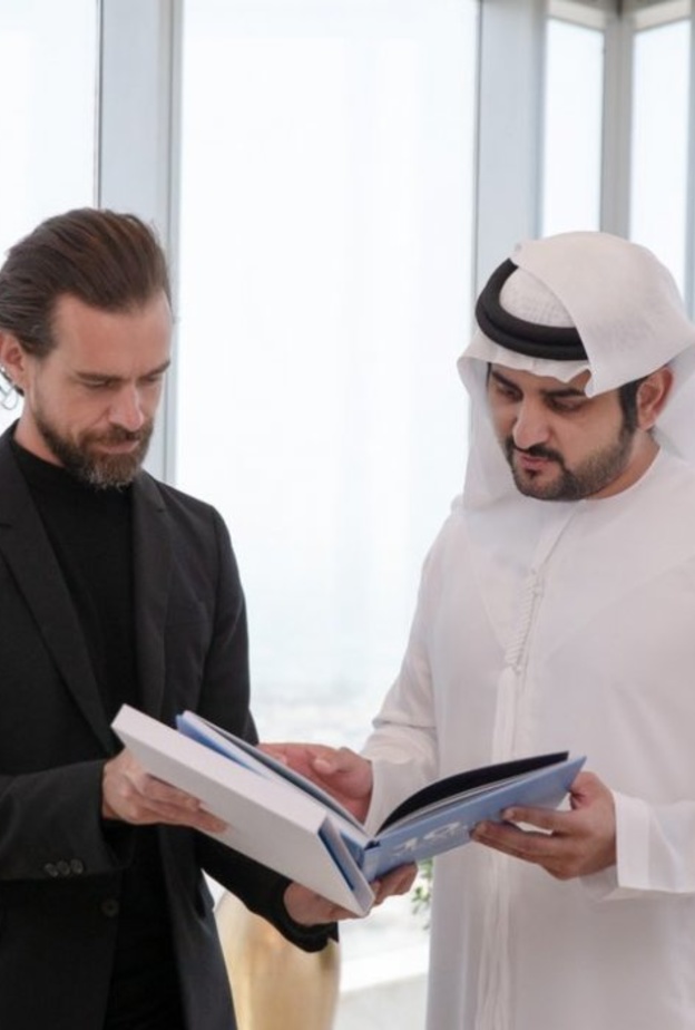 تويتر تهدي الشيخ محمد بن راشد كتابا بمناسبة مرور 10 سنوات على إطلاق حسابه