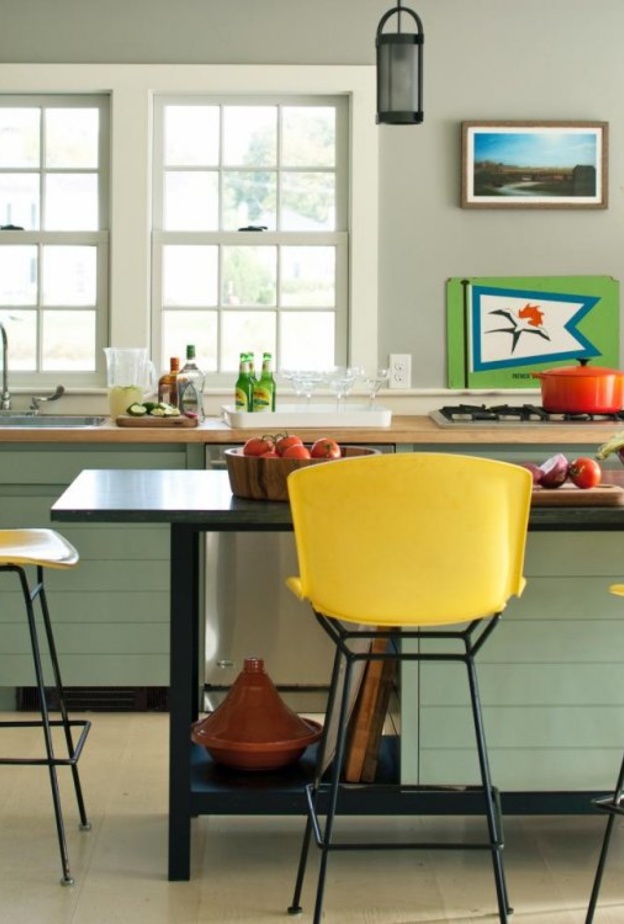 الأثاث الملون مهمة في المطبخ