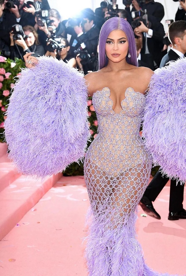 ما سبب المنافسة قوية بين تصاميم مجوهرات مارجو روبى Margot Robbie وكايلي جينر Kylie Jenner بعد عرض براتز Bratz وباربي Barbie؟