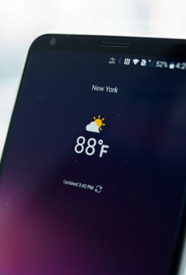 يتميز هاتف إل جي في 30 بتصميمه النحيف و الخفيف