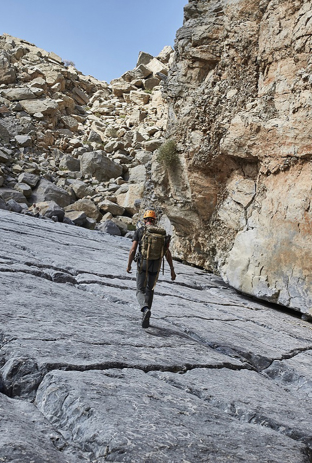 افتتاح أول "مخيم بير جريلز للمستكشفين" بالعالم على أعلى قمة جبلية في الإمارات