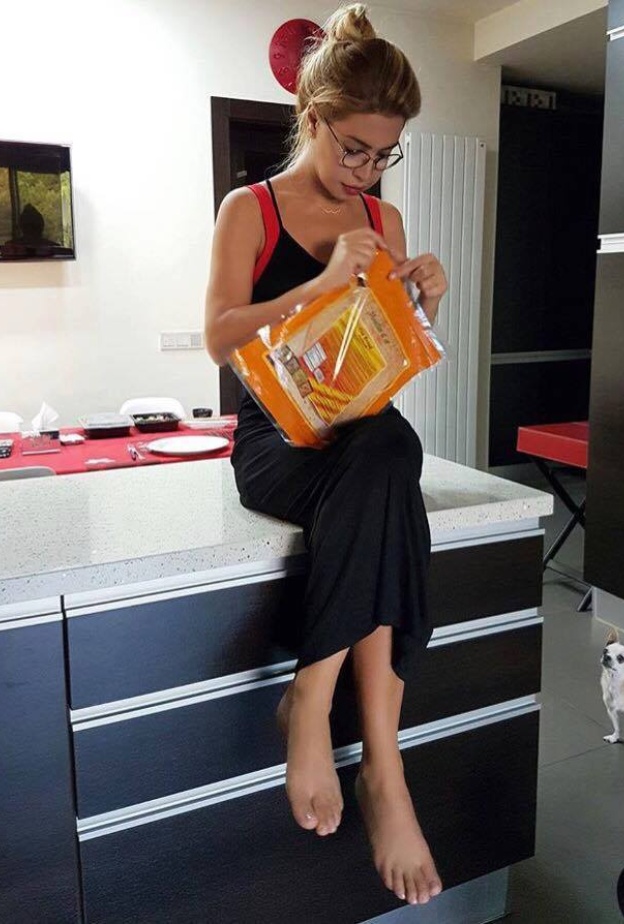 نوال الزغبي تنشر هذه الصورة عبر حسابها على الانستقرام مع تعليق: أكره الريجيم