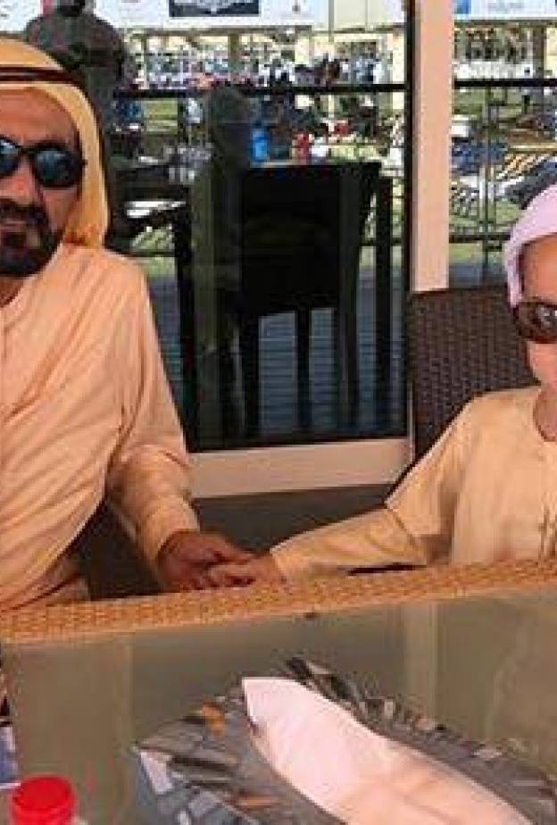 الشيخ محمد بن راشد بصحبة ابنه زايد خلال سباقات القدرة صباح اليوم