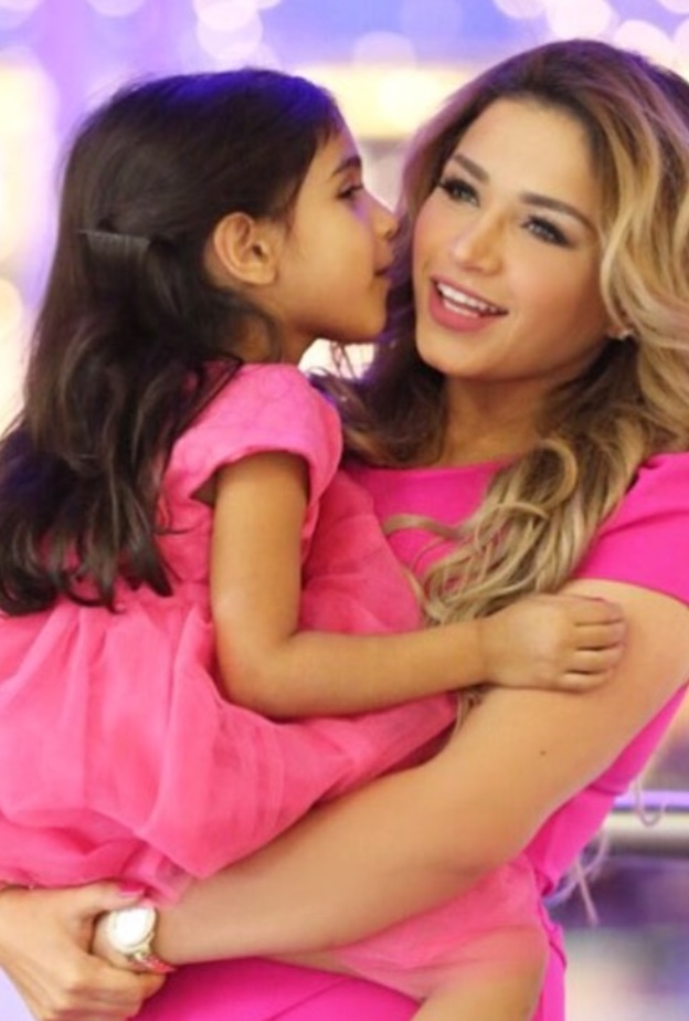 نهى مع إبنتها ببوشي